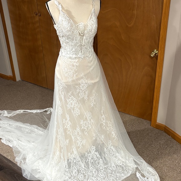 Moonlight Bridal Dresses & Skirts - Stunning lace wedding dress